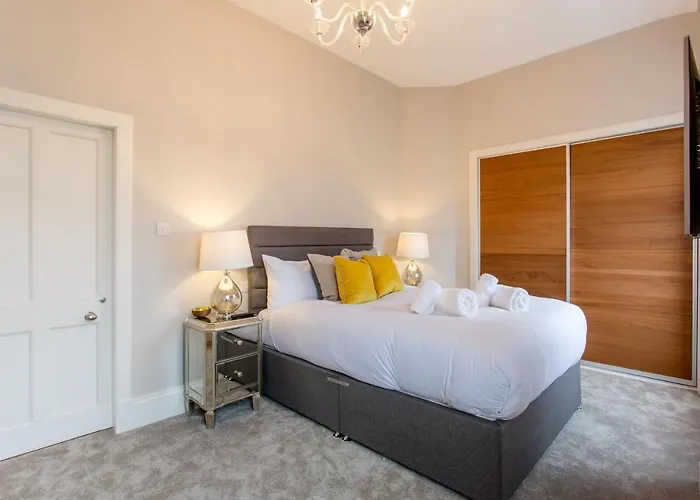 Exclusive 2 Bed, Free Private Parking, In West End דירה *