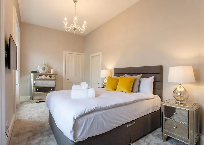 Exclusive 2 Bed, Free Private Parking, In West End Апартаменты *