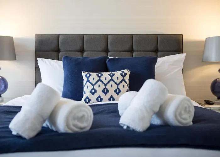 Exclusive 2 Bed, Free Private Parking, In West End