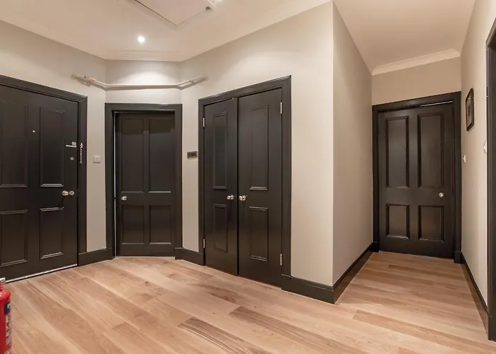 Exclusive 2 Bed, Free Private Parking, In West End *