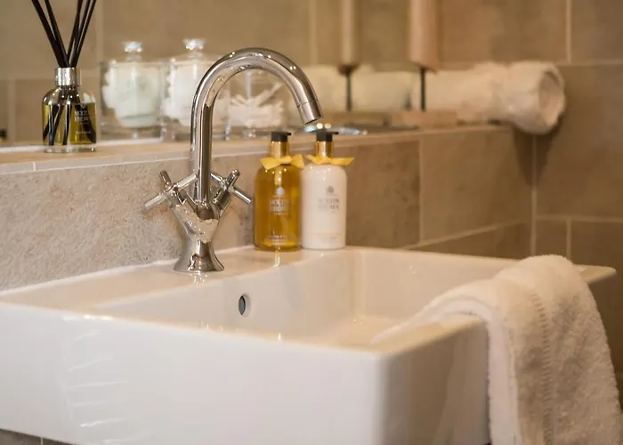Exclusive 2 Bed, Free Private Parking, In West End Апартаменты *