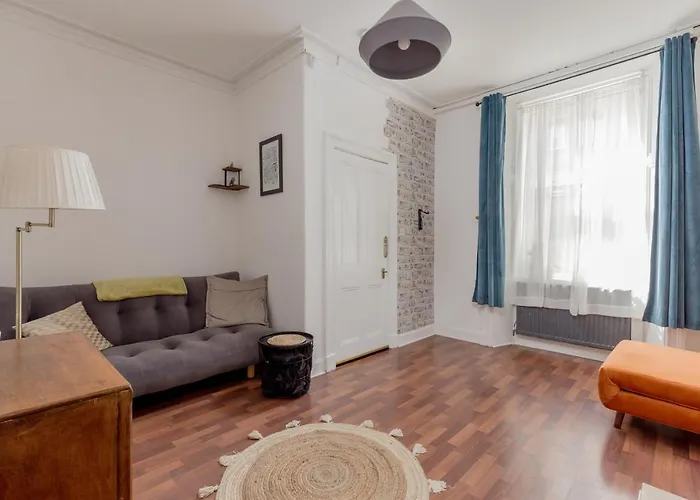 Stylish Flat In With Private Garden 爱丁堡