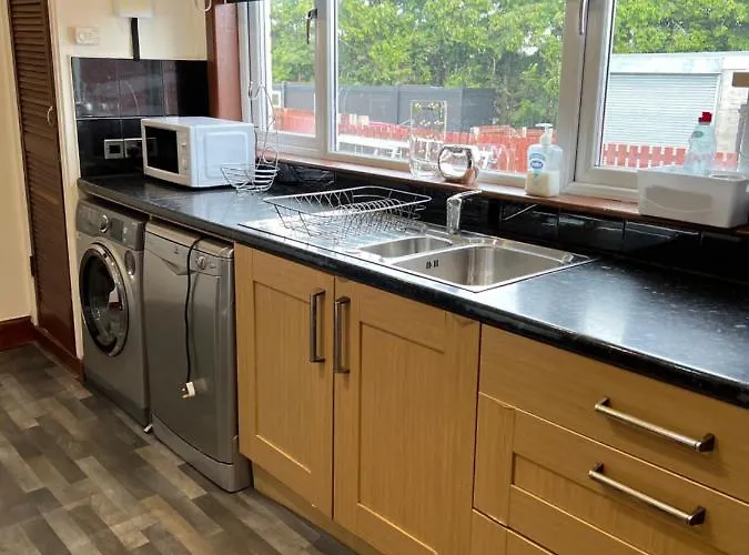 4 Bed Near Airport Prázdninový dům Edinburgh