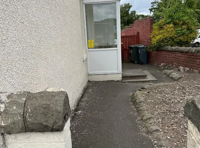4 Bed Near Airport *