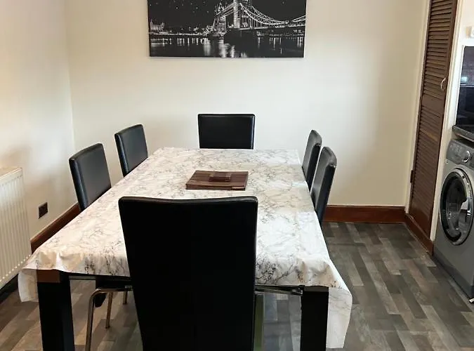 4 Bed Near Airport