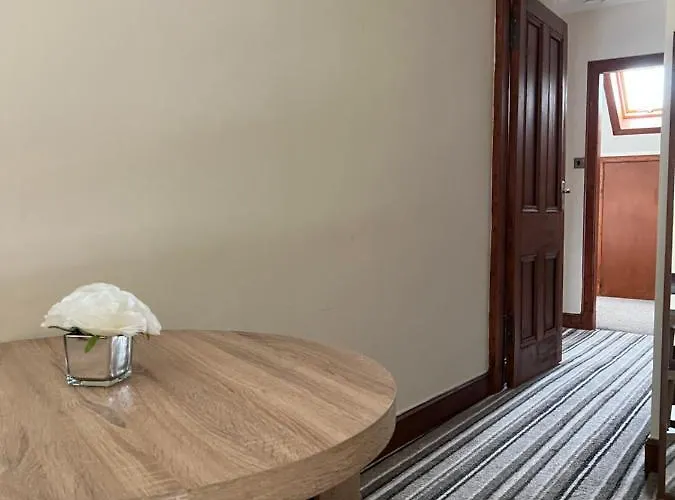 4 Bed Near Airport * Edinburgh