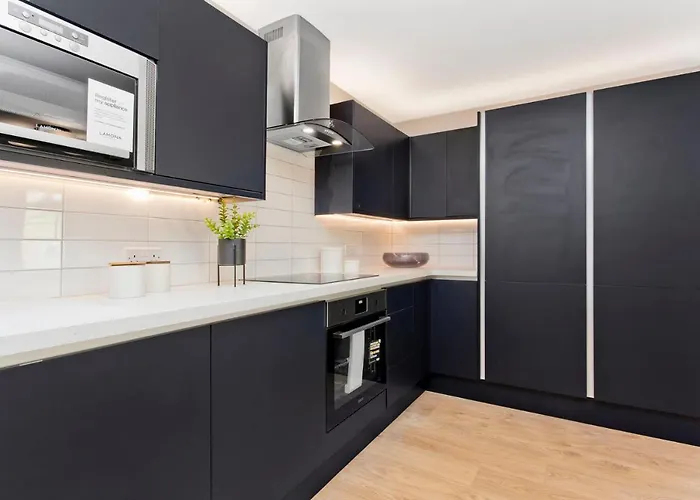 Modern Centre 2 Bedroom 2 Bathroom Apartments, Main Door Ground With Private Parking Edimburgo