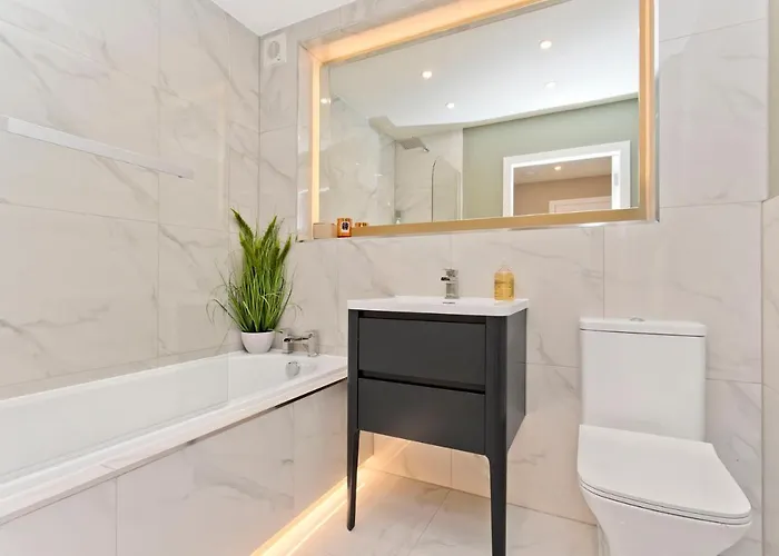 Modern Centre 2 Bedroom 2 Bathroom Apartments, Main Door Ground With Private Parking Lejlighed *