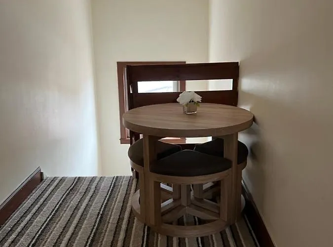 Prázdninový dům 4 Bed Near Airport *