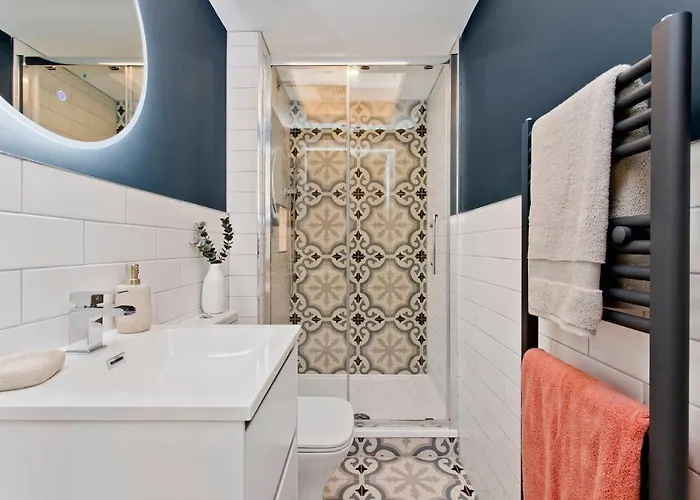Modern Centre 2 Bedroom 2 Bathroom Apartments, Main Door Ground With Private Parking * Edinburgh