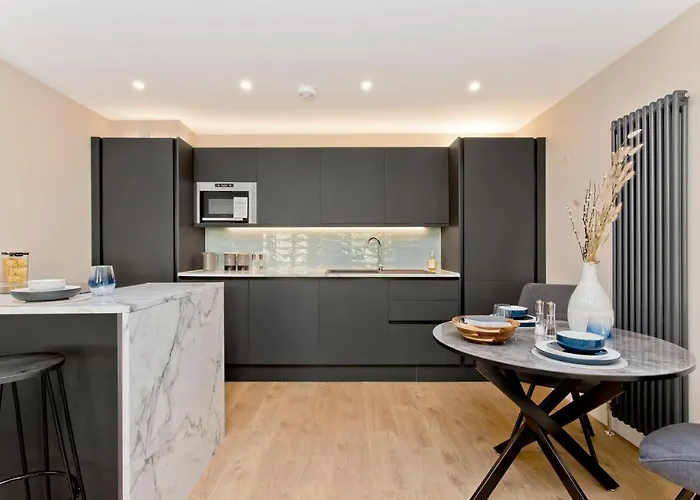 Modern Centre 2 Bedroom 2 Bathroom Apartments, Main Door Ground With Private Parking Apartamento