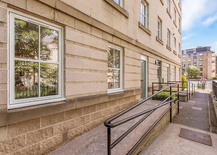 Modern Centre 2 Bedroom 2 Bathroom Apartments, Main Door Ground With Private Parking Lejlighed