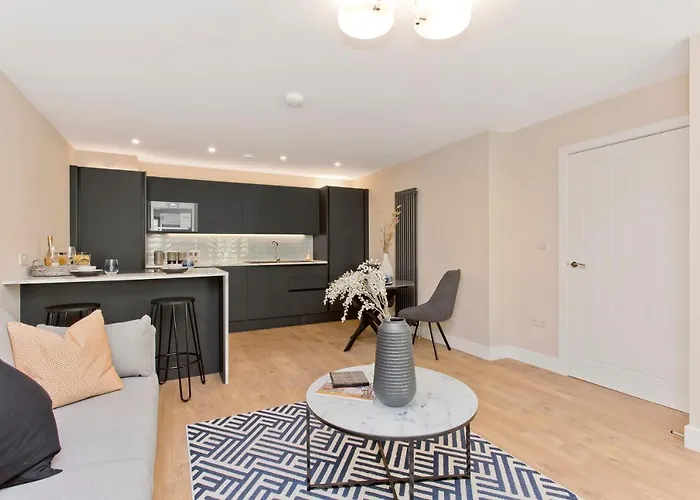 Modern Centre 2 Bedroom 2 Bathroom Apartments, Main Door Ground With Private Parking Edimburgo