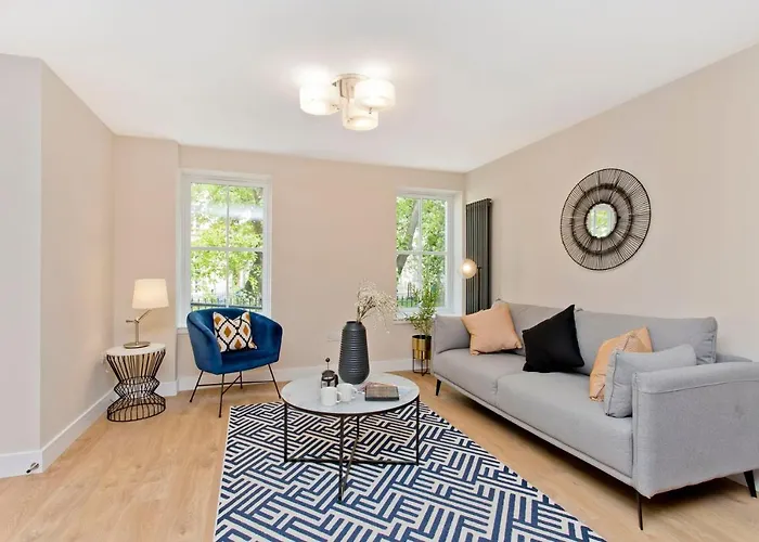 Modern Centre 2 Bedroom 2 Bathroom Apartments, Main Door Ground With Private Parking Lejlighed