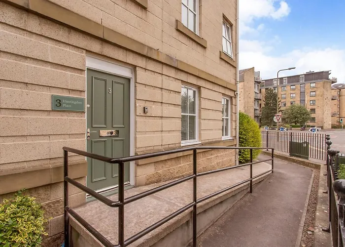 Modern Centre 2 Bedroom 2 Bathroom Apartments, Main Door Ground With Private Parking Lejlighed Edinburgh