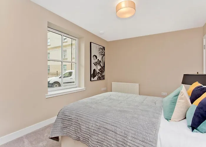 Modern Centre 2 Bedroom 2 Bathroom Apartments, Main Door Ground With Private Parking Edimburgo