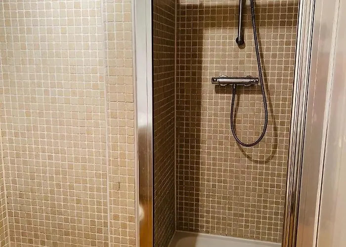 Modern 2bed 2bath Ground Floor דירה *