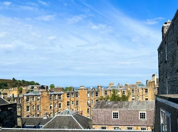 Lively & Energetic 2br On The Royal Mile *