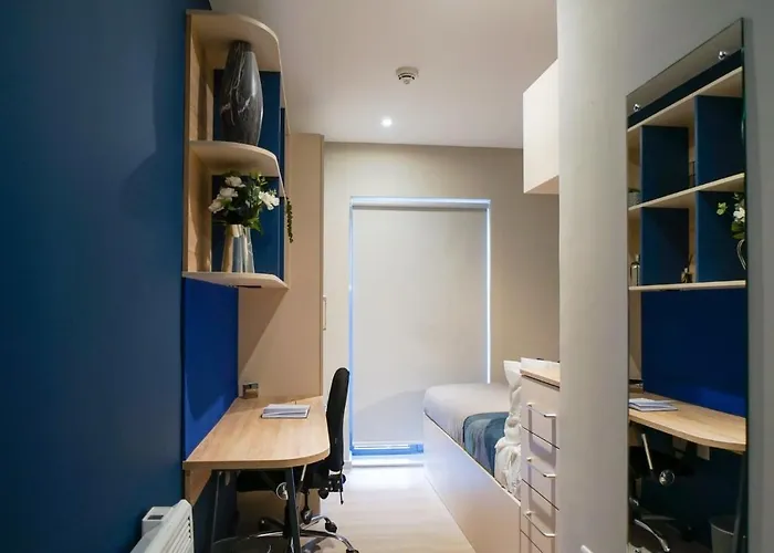 For Students Only - Straits Meadow In Centre *