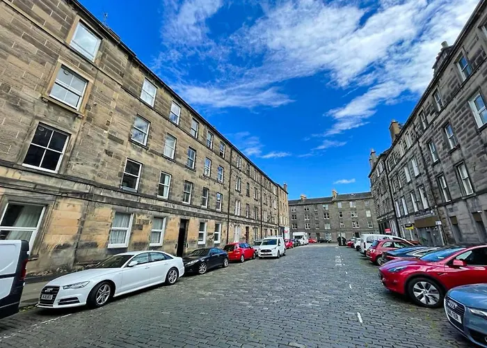 Desirable 2 Bed Near Castle