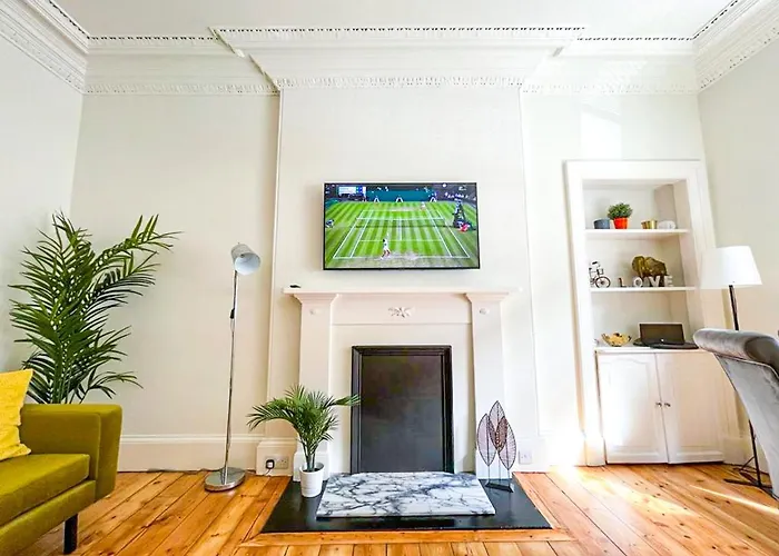 Desirable 2 Bed Near Castle דירה *