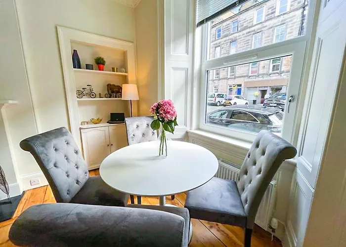 Desirable 2 Bed Near Castle