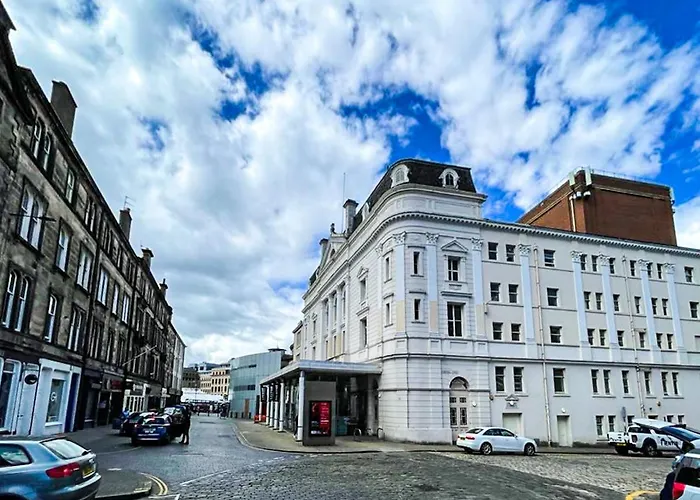 Desirable 2 Bed Near Castle דירה *