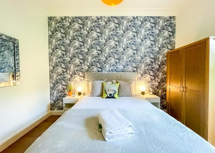 Desirable 2 Bed Near Castle