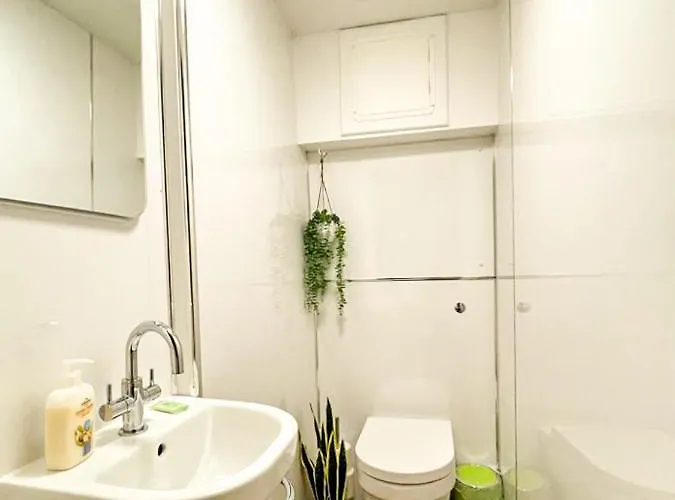 Desirable 2 Bed Near Castle דירה *