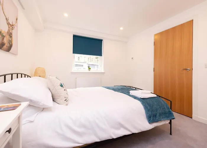 Modern 3-storey 3-bedroom *