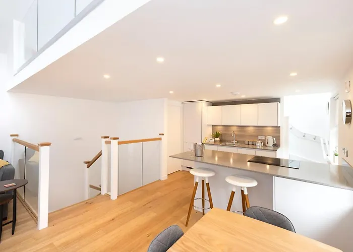 Modern 3-storey 3-bedroom Daire Edinburgh