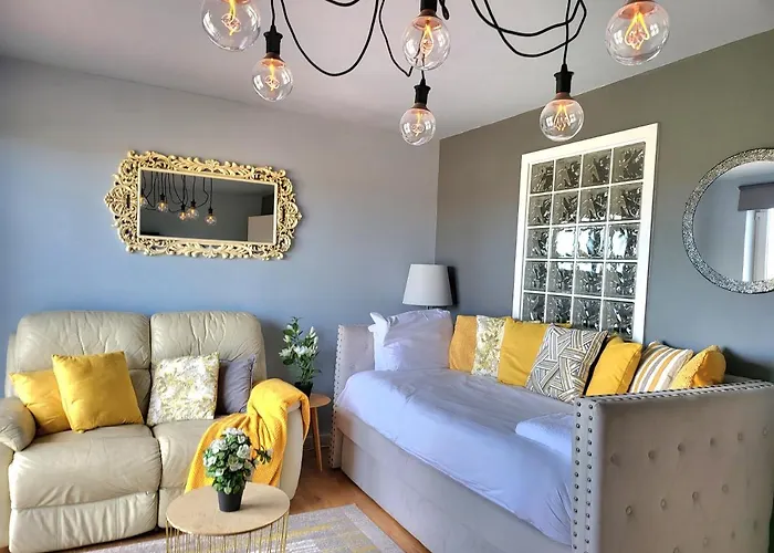 4 Separate Beds, Sleeps 6, Beautiful 2 Bed