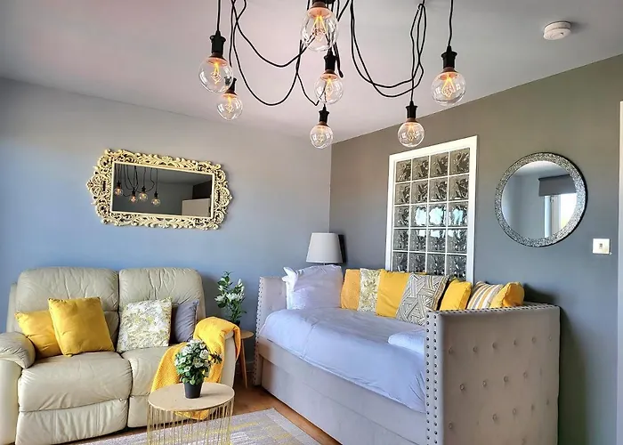 4 Separate Beds, Sleeps 6, Beautiful 2 Bed *