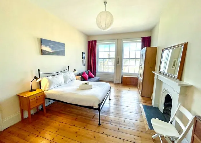 Incredible St Andrew's Sq - 2 Bed In The Sky * אדינבורו