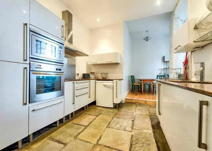 Incredible St Andrew's Sq - 2 Bed In The Sky דירה אדינבורו