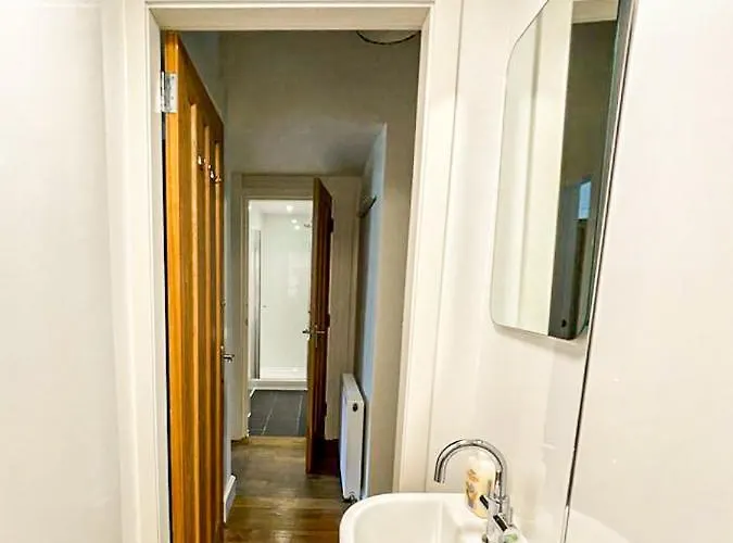 Desirable 2 Bed Near Castle דירה *