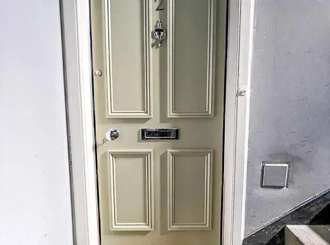 Desirable 2 Bed Near Castle דירה *