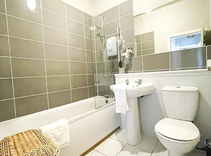 Charming 3 Bed In Old Town דירה אדינבורו