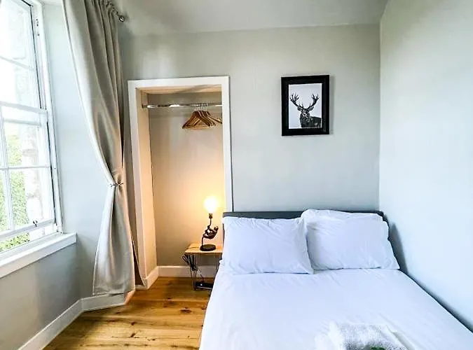 Charming 3 Bed In Old Town דירה אדינבורו