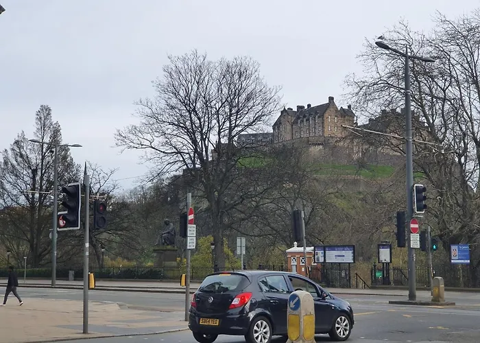 Lovely 2 Bedroom Flat In The Heart Of The Edimburgo