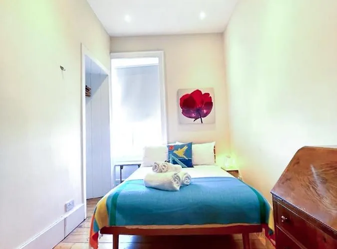 Incredible St Andrew's Sq - 2 Bed In The Sky * אדינבורו