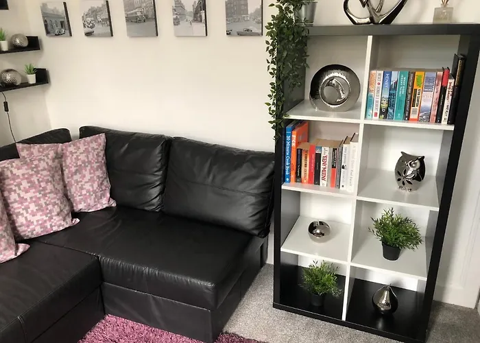 One Bedroom Flat On Ground Floor דירה *