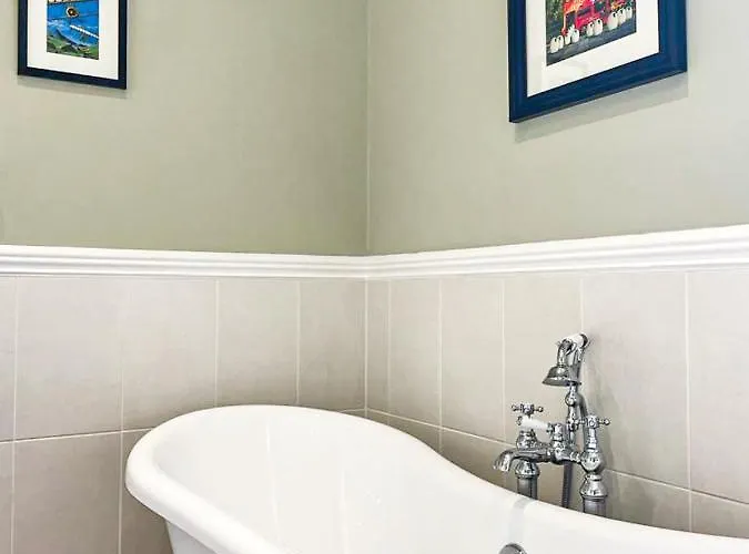Remarkable 5br Townhouse With Garden, Sleeps 12 Edinburgh