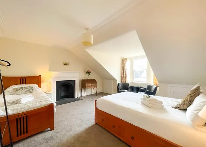 Remarkable 5br Townhouse With Garden, Sleeps 12 شقة