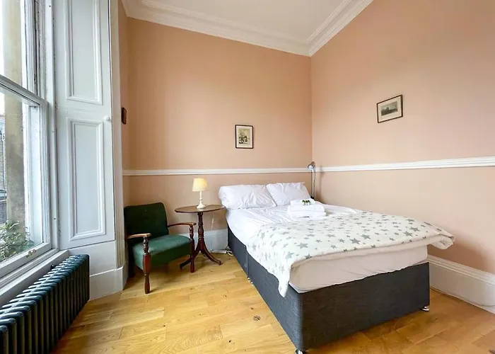 Remarkable 5br Townhouse With Garden, Sleeps 12 Apartment