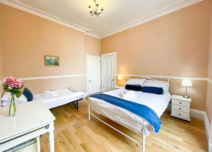 Remarkable 5br Townhouse With Garden, Sleeps 12 * إدنبرة