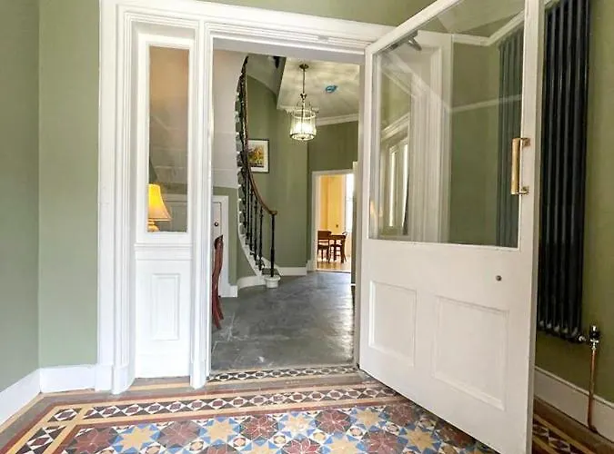 Remarkable 5br Townhouse With Garden, Sleeps 12 شقة