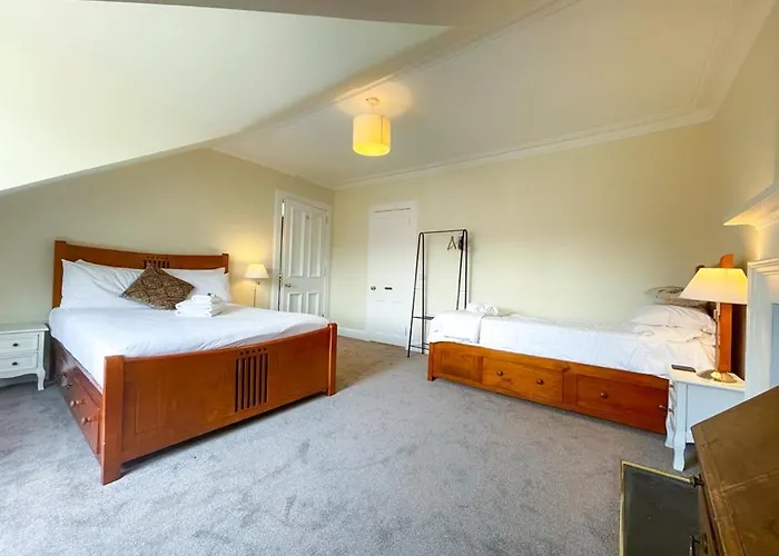 Remarkable 5br Townhouse With Garden, Sleeps 12