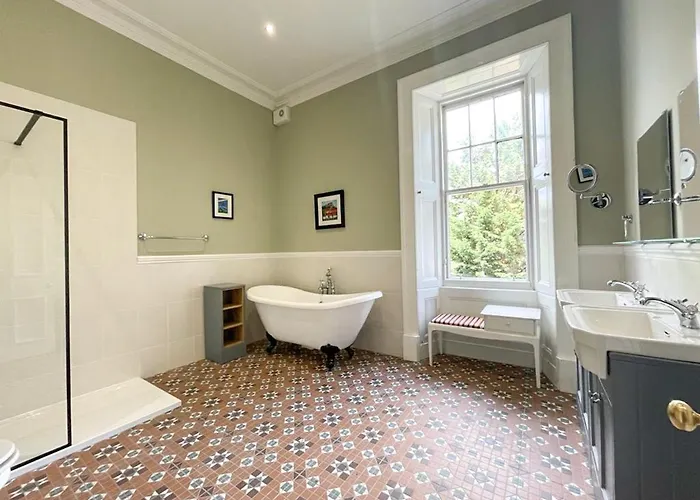 Remarkable 5br Townhouse With Garden, Sleeps 12 *