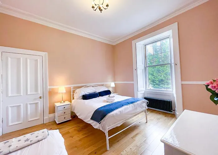 شقة Remarkable 5br Townhouse With Garden, Sleeps 12 *